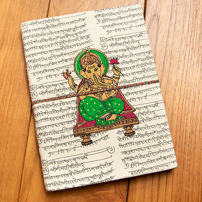 〈20cm×14.5cm〉インドのリサイクルペーパーメモ帳 - ガネーシャの写真1枚目です。全体写真です。インドらしい意匠と素朴な紙の質感が素敵です。メモ帳、ノート、神様,手帳