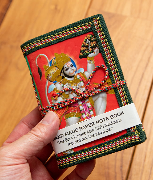 〈12.5cm×8.5cm〉【各色アソート】インドの神様柄紙メモ帳 - ハヌマーン 4 - サイズを感じていただく為、手に持ってみたところです。