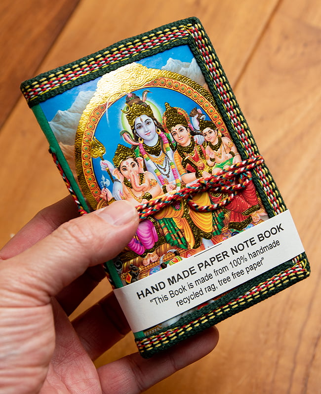 〈12.5cm×8.5cm〉【各色アソート】インドの神様柄紙メモ帳 - シヴァファミリー 4 - サイズを感じていただく為、手に持ってみたところです。