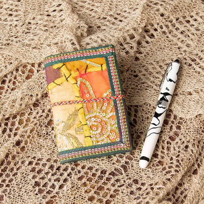ラジャスタン刺繍 パッチワークノート〔12.5cm×8.5cm〕 3 - 裏面はこの様になっています。大きさを感じて頂く為、ペンとくらべて見ました