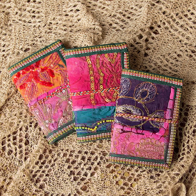 ラジャスタン刺繍 パッチワークノート〔12.5cm×8.5cm〕 4 - ピンク系です　職人さんの手によりオンリーワンのノートが出来上がります