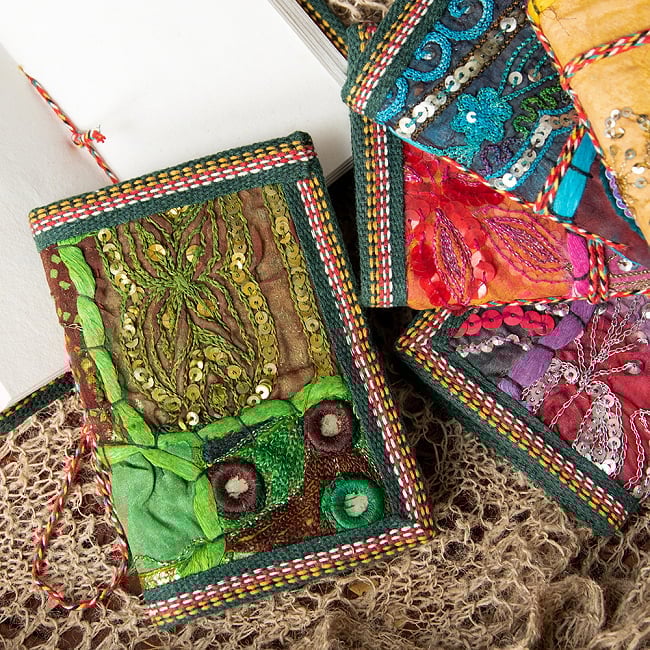 ラジャスタン刺繍 パッチワークノート〔12.5cm×8.5cm〕の写真文房具,ノート,ダイアリー,ラジャスタン,ラジャスタン刺繍,パッチワーク,ビーズ,スパンコール,古布