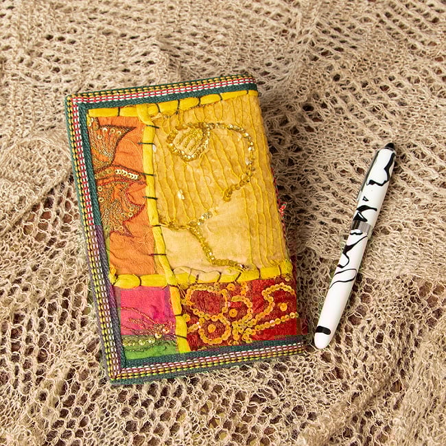 ラジャスタン刺繍 パッチワークノート〔17.5cm×12.5cm〕 3 - 裏面はこの様になっています。大きさを感じて頂く為、ペンとくらべて見ました