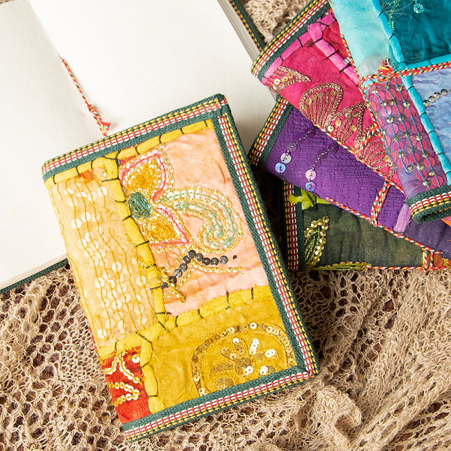 インド　パッチワークノート〔18cm×13cm〕の写真1枚目です。繊細で美しいラジャスタン刺繍です文房具,ノート,ダイアリー,ラジャスタン,ラジャスタン刺繍,パッチワーク,ビーズ,スパンコール,古布