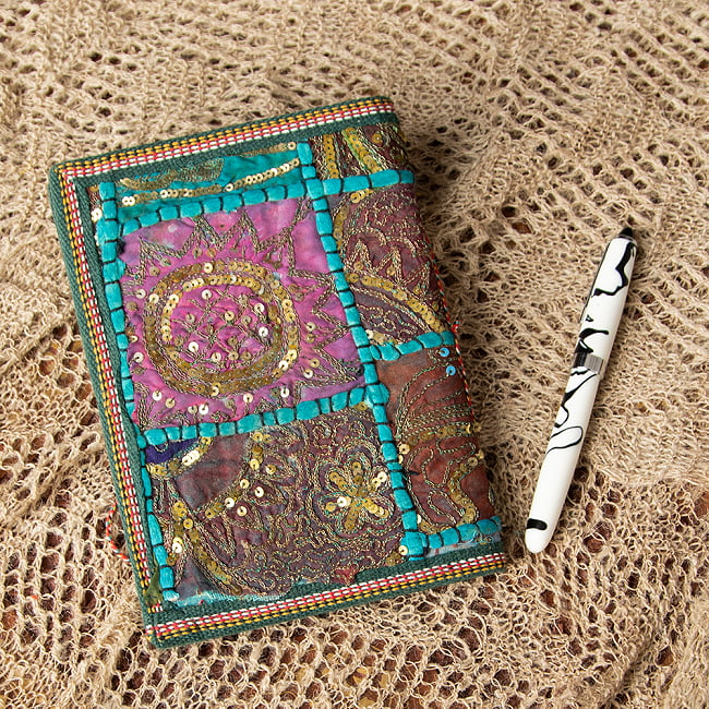 ラジャスタン刺繍 パッチワークノート〔20cm×15cm〕 3 - 裏面はこの様になっています。大きさを感じて頂く為、ペンとくらべて見ました