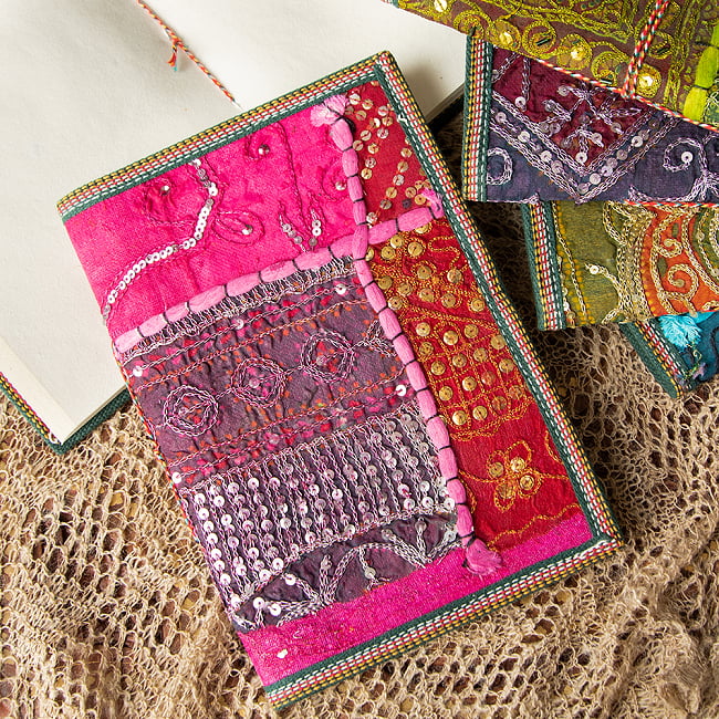 インド　パッチワークノート〔26cm×17cm〕の写真1枚目です。繊細で美しいラジャスタン刺繍です文房具,ノート,ダイアリー,ラジャスタン,ラジャスタン刺繍,パッチワーク,ビーズ,スパンコール,古布