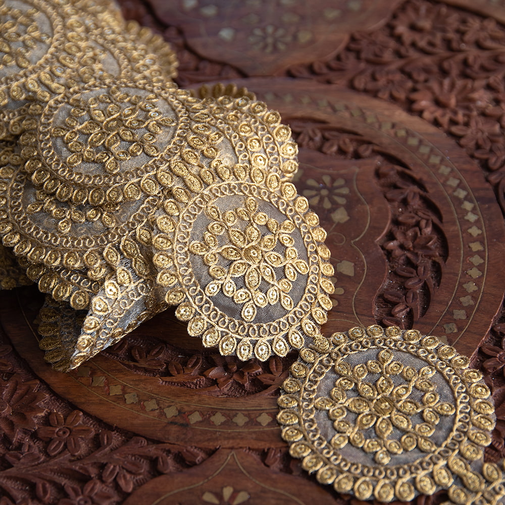 チロリアンテープ　メーター売 - 金糸が美しい　更紗模様のゴータ刺繍〔幅:約7.5cm〕 - 曼荼羅1枚目の説明写真です