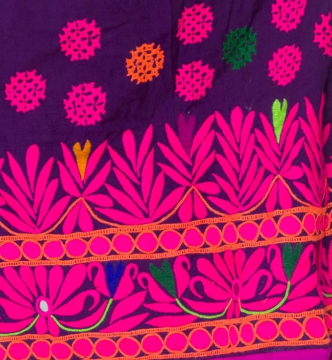 カッチ地方のトライバル刺繍 2WAYスカート - 濃紫 4 - 刺繍をアップにしてみました。