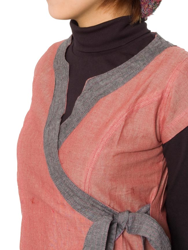 半袖コットンロングカシュクール - 赤×グレーの商品写真 3枚目 胸元はこんな感じです。すっきりしたデザインですね。