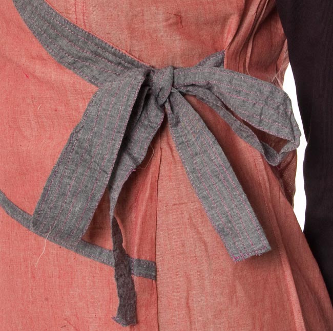 半袖コットンロングカシュクール - 赤×グレーの商品写真 4枚目 サイドは紐で結ぶデザインです。