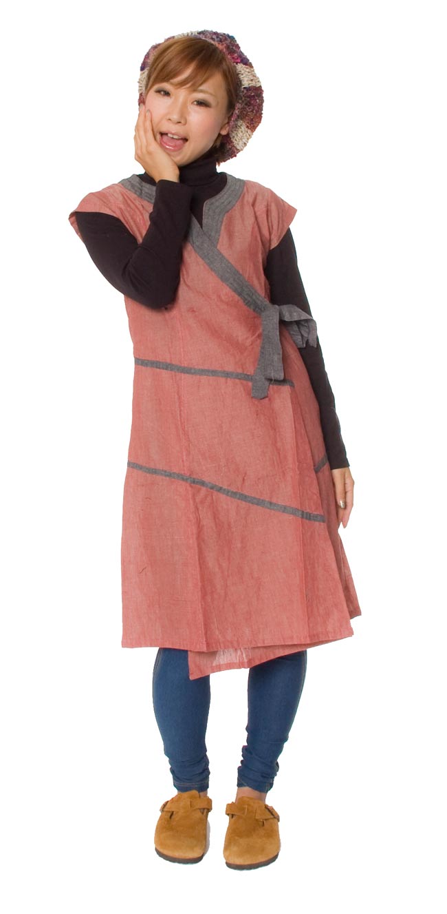 半袖コットンロングカシュクール - 赤×グレーの商品写真 1枚目 150cmのモデルさんに着てもらいました。季節によってはインナーに長袖を合わせても良いですね!