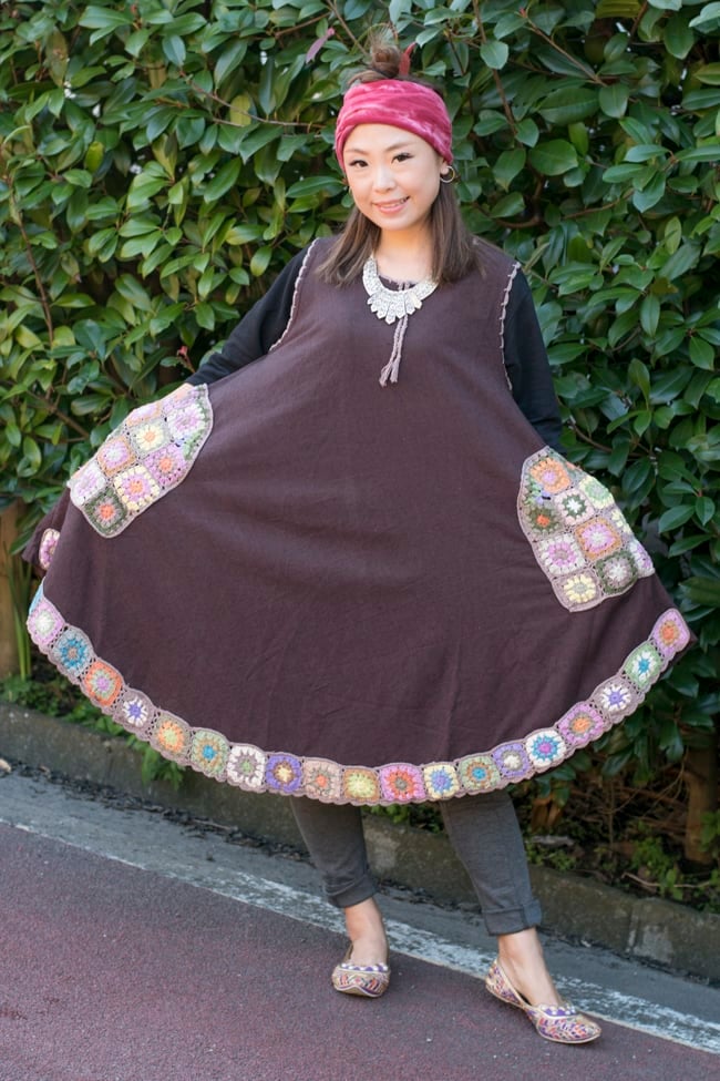 フラワー刺繍ポケットAラインワンピース - 茶 2 - 広げてみるとお花刺繍が円弧を描きます。