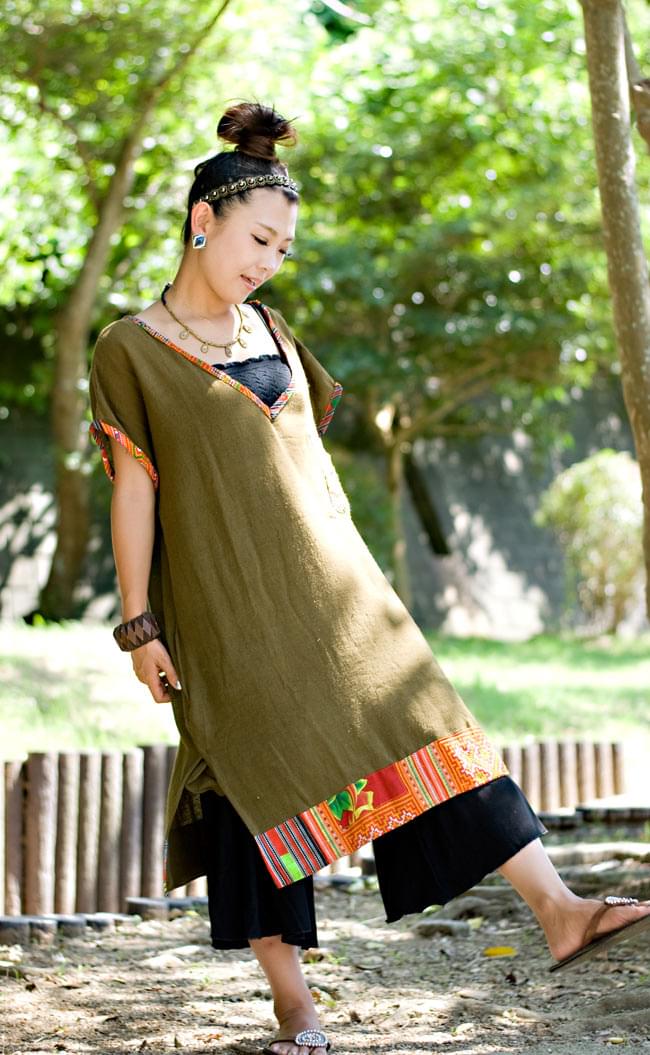 モン族のVネックワンピース 【カーキ】 2 - スリム&ワイドのどちらのボトムスとも相性良く着て頂けます。