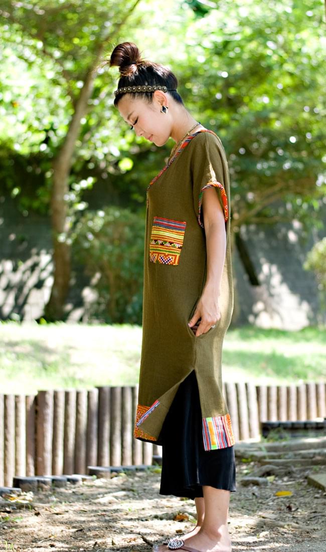 モン族のVネックワンピース 【カーキ】 3 - 横からの姿です。スリットがあるので歩きやすいですよ!