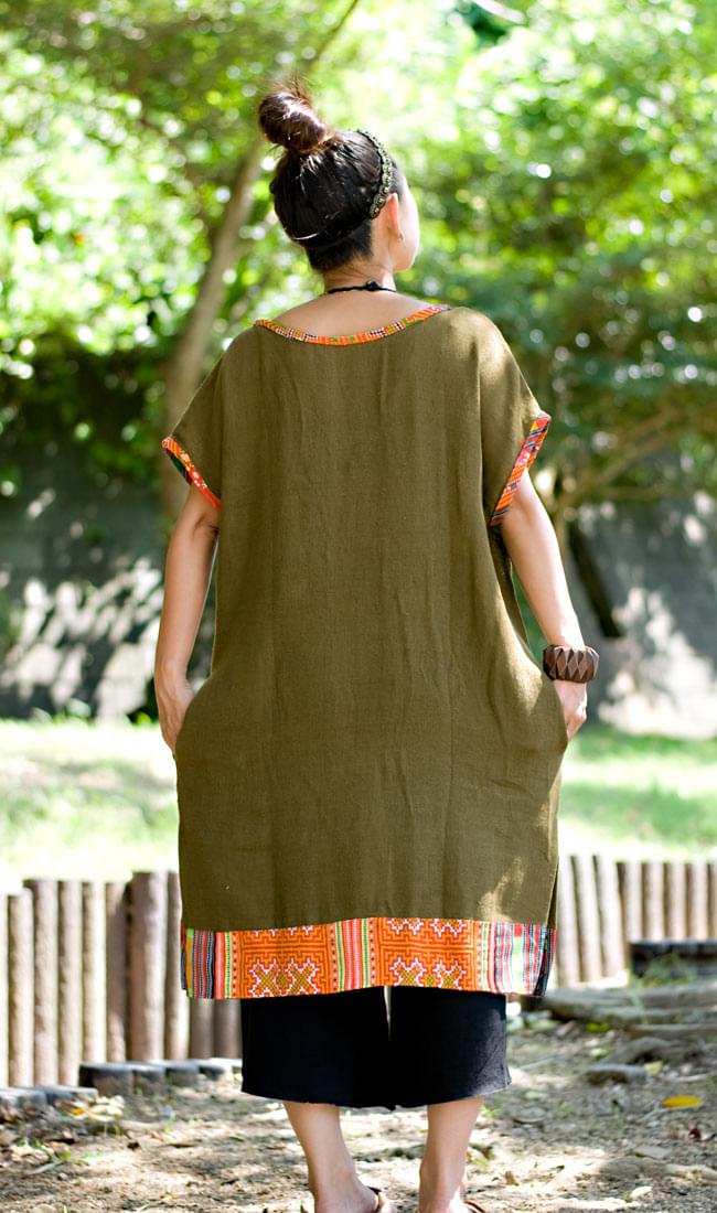 モン族のVネックワンピース 【カーキ】 4 - 後ろ姿です。裾や襟元のモン族布がアクセントとして効いています。