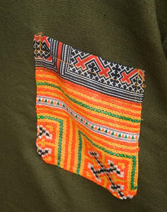 モン族のVネックワンピース 【カーキ】 5 - 胸元のポケットです。手作りのため、ひとつひとつ柄が異なります。