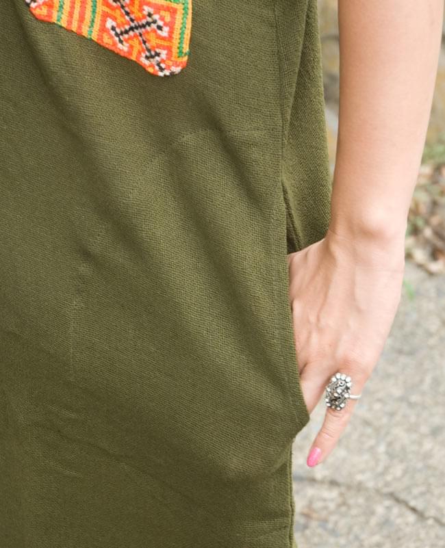 モン族のVネックワンピース 【カーキ】 6 - 両サイドにはポケットもあります!