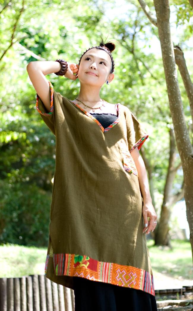 モン族のVネックワンピース 【カーキ】の写真