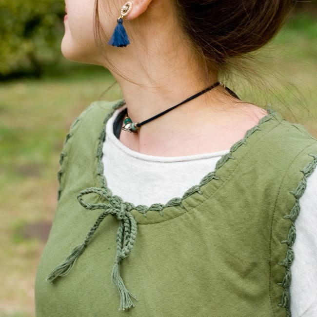 フラワー刺繍ポケットAラインワンピース - カーキ 2 - 胸元はこのようにステッチされています。