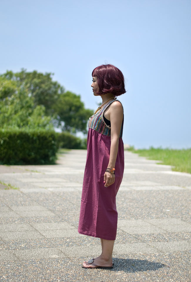 ネパールストライプ ワンピース - えんじの商品写真 2枚目 横からみるとこんなシルエットです。