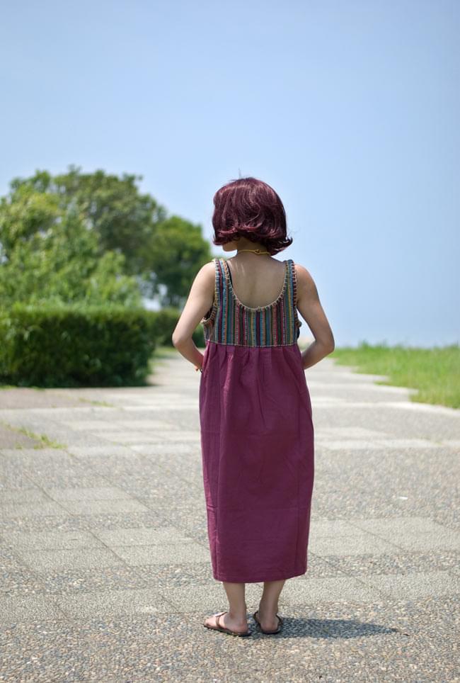 ネパールストライプ ワンピース - えんじの商品写真 3枚目 後ろ姿はこんな感じです。
