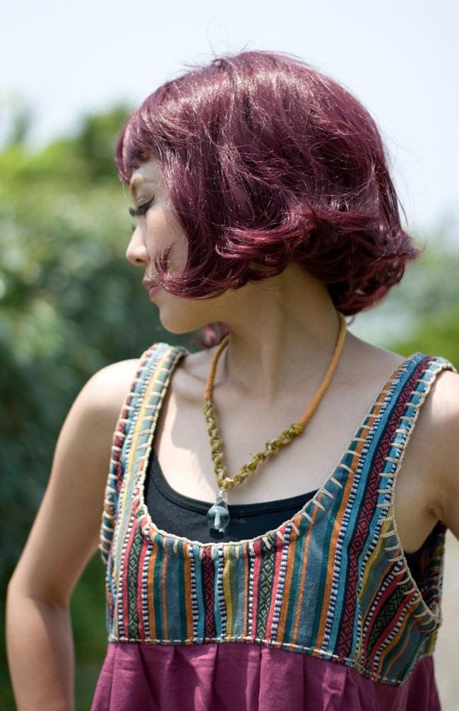 ネパールストライプ ワンピース - えんじの商品写真 4枚目 胸元をアップにてみました。