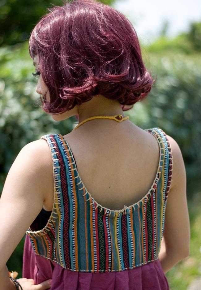 ネパールストライプ ワンピース - えんじの商品写真 5枚目 背中部分をアップにしてみました。