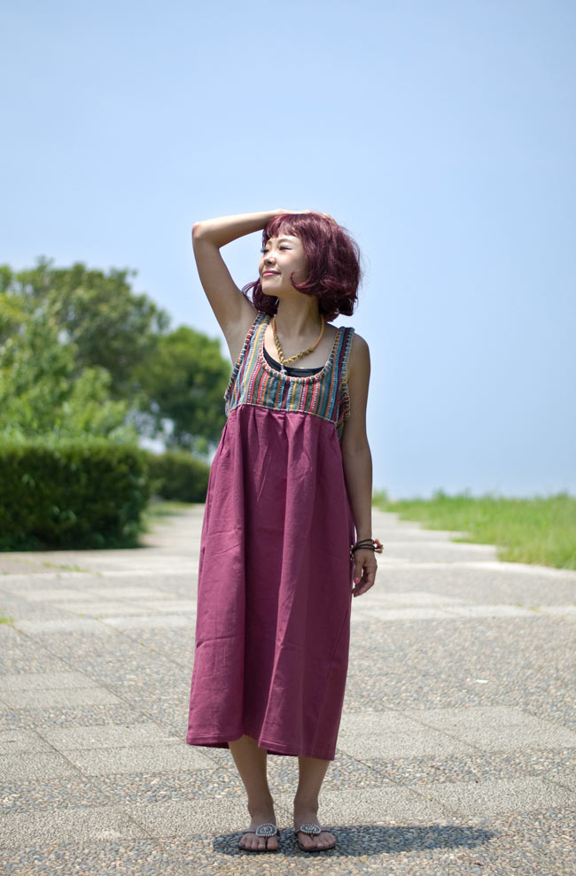 ネパールストライプ ワンピース - えんじの商品写真 1枚目 身長150cmのスタッフが着てみました。ゆったりシルエットなので、とても着やすいです。