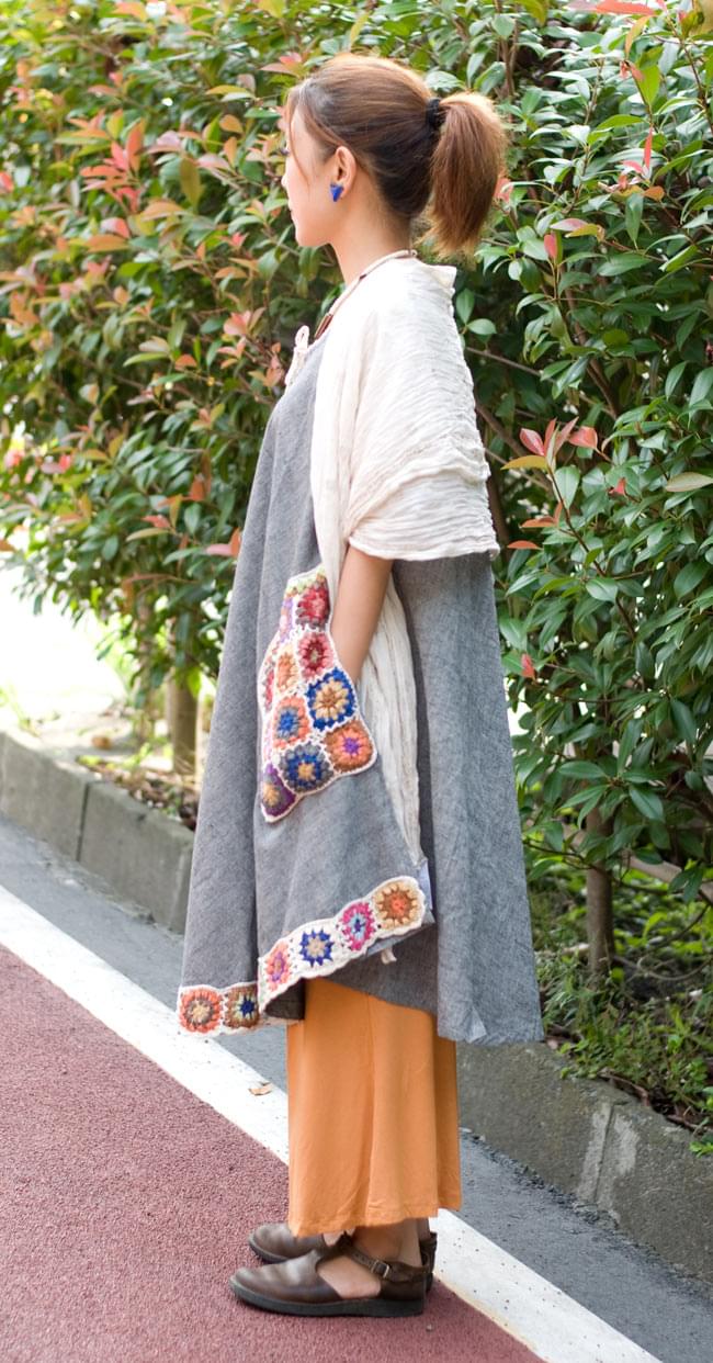 フラワー刺繍ポケットAラインワンピース - グレー 2 - 横から見るとこんな感じです。ゆったり目なのがわかりますね。