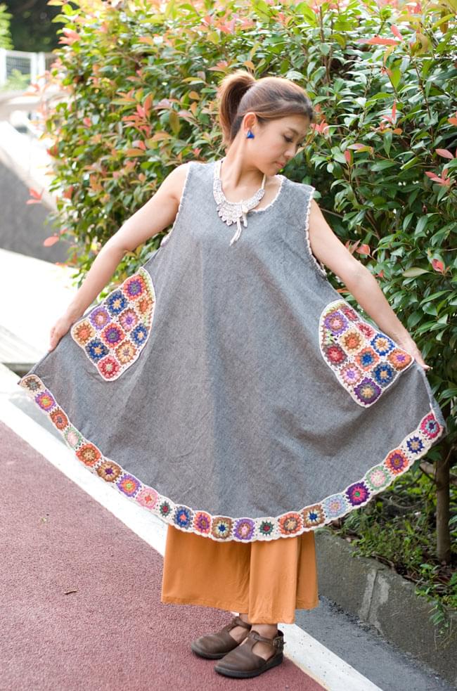 フラワー刺繍ポケットAラインワンピース - グレー 4 - 広げてみました。弧を描いた裾のデザインが可愛いです。
