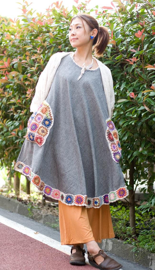 フラワー刺繍ポケットAラインワンピース - グレーの写真