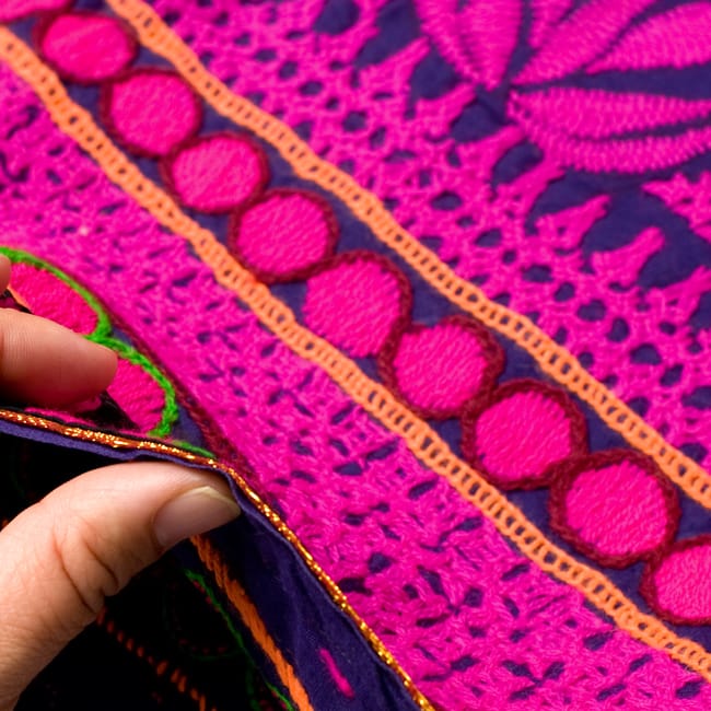 【1点物】カッチ地方のトライバル刺繍 2WAYスカート - パープル 5 - 生地はこの程度の厚さとなります。そんなに厚手ではありません。