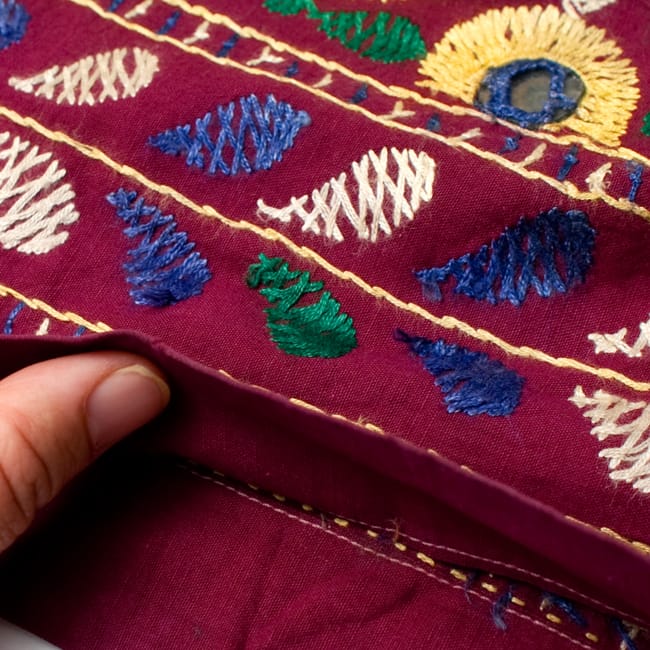 【1点物】カッチ地方のトライバル刺繍 2WAYスカート - えんじ 5 - 生地はこの程度の厚さとなります。そんなに厚手ではありません。