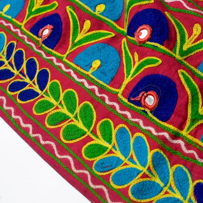 【1点物】カッチ地方のトライバル刺繍 2WAYスカート - 赤 2 - 裾部分を拡大してみました。多少の汚れやシミはご容赦下さい。