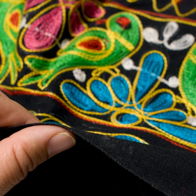 【1点物】カッチ地方のトライバル刺繍 2WAYスカート - ブラック 5 - 生地はこの程度の厚さとなります。そんなに厚手ではありません。