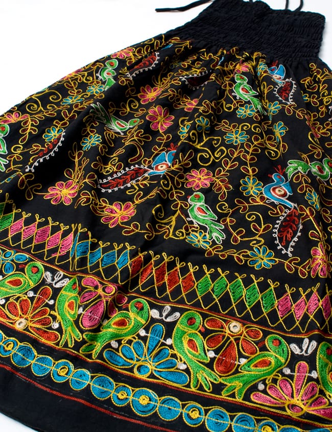 【1点物】カッチ地方のトライバル刺繍 2WAYスカート - ブラック 6 - 反対面です。基本的には全体的に同じデザインになります。