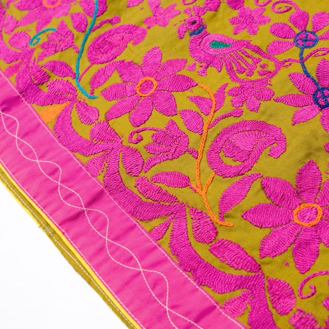 【1点物】カッチ地方のトライバル刺繍 2WAYスカート - 黄土 2 - 裾部分を拡大してみました。多少の汚れやシミはご容赦下さい。