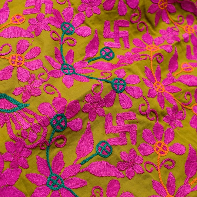 【1点物】カッチ地方のトライバル刺繍 2WAYスカート - 黄土 3 - 刺繍もとても美しいです。