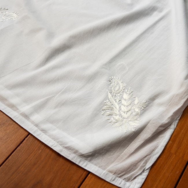 ラクナウ刺繍の白色クルティ 10 - 裾部分の刺繍もモデル着用とは異なり、シンプルなデザインの場合もございます。ご了承くださいませ。