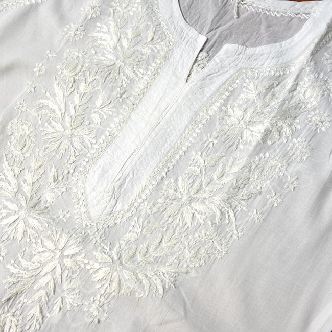 ラクナウ刺繍の白色クルティ 9 - 胸元の刺繍をアップにしてみました。美しいですね。刺繍の模様は写真と異なる場合がございますのでご了承くださいませ。