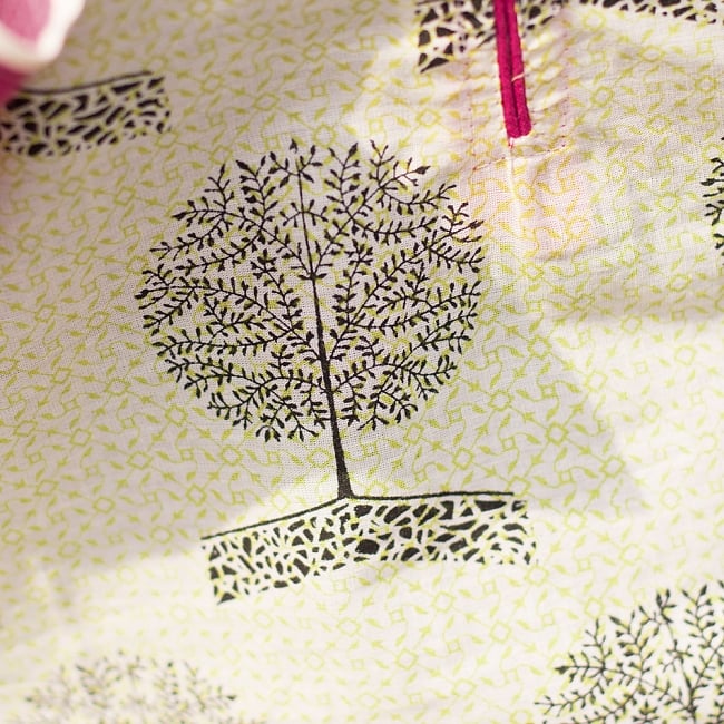 生命の樹とビビッドフリンジのクルティ 7 - 柄の拡大写真になります。