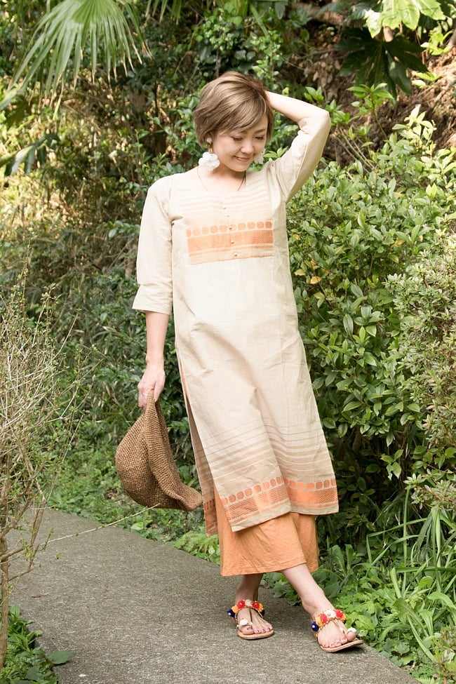 ペイズリーと伝統柄のキナリクルティ 3 - A:伝統模様（オレンジ）の着用例です。モデルさん身長は152cmです。