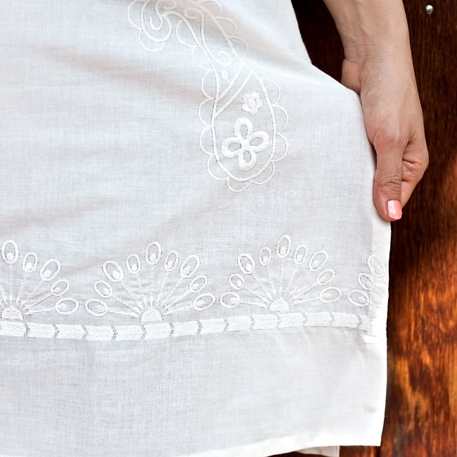 サフェード刺繍 シンプルホワイトクルティ 7 - 端から端まで続いています