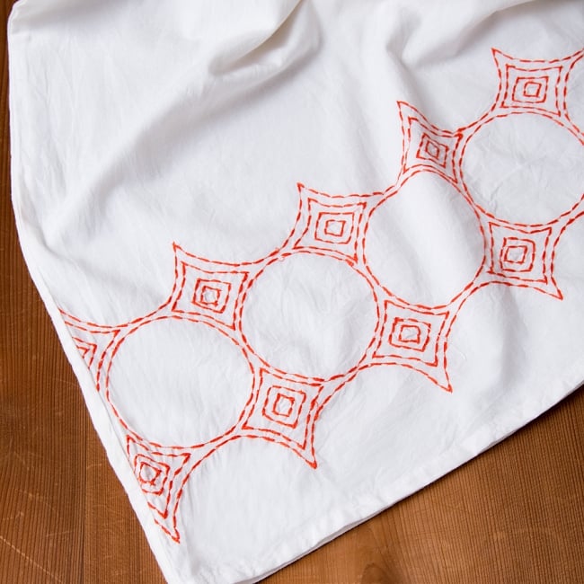 シンプルホワイトクルティ 白い生地に映える色付き刺繍 19 - C：刺繍の色 オレンジ拡大写真です