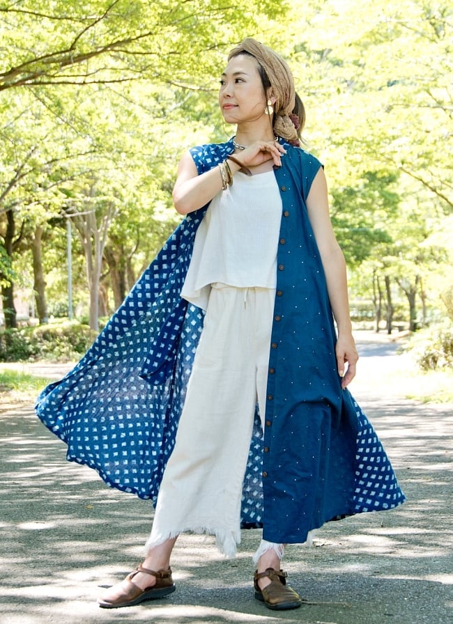 藍染とムケシュ刺繍の２WAYワンピース 10 - フロントオープンでジレのようにかっこよく着こなして。