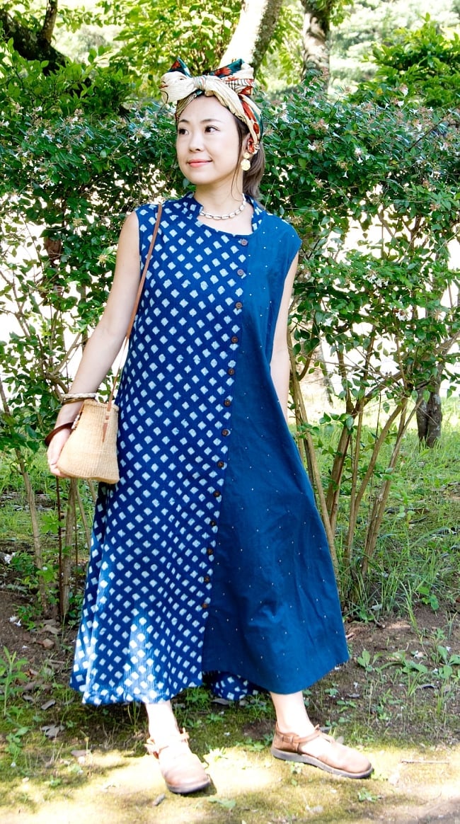 藍染とムケシュ刺繍の２WAYワンピース 2 - 身長152cmのモデル着用例です。稀少な布をふんだんに使用した贅沢な一品です。