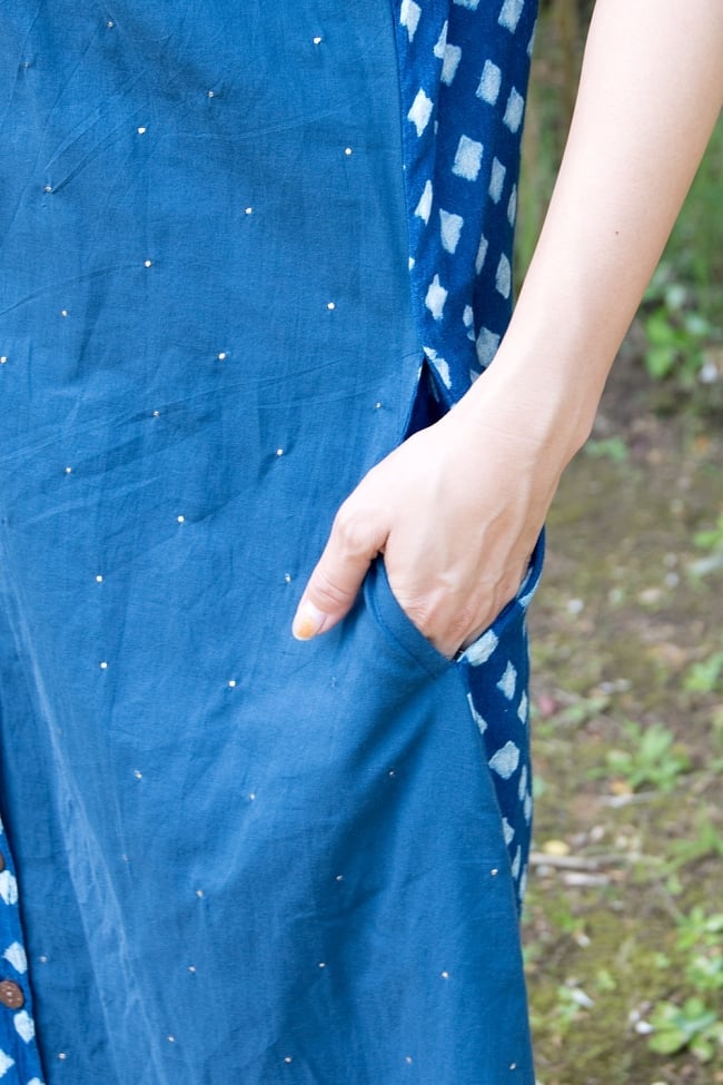 藍染とムケシュ刺繍の２WAYワンピース 6 - サイドにはポケットもあるので何かと便利です。