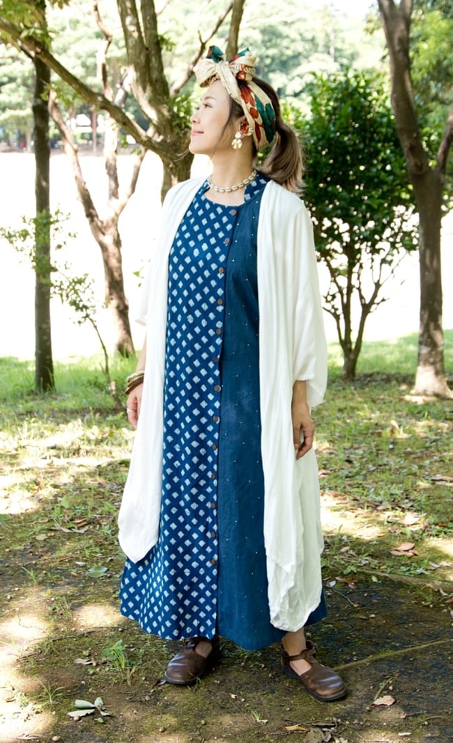 藍染とムケシュ刺繍の２WAYワンピース 9 - ロングカーディガンとも相性バッチリ。春・秋は羽織物と合わせてお楽しみいただけます。