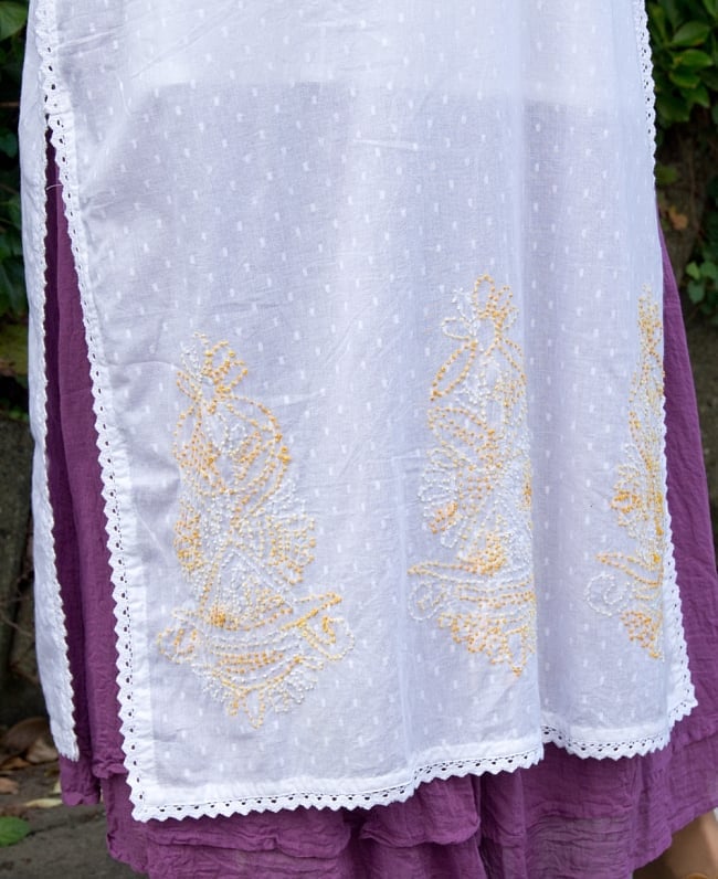 インナー付きが嬉しい！ホワイトドット生地の刺繍クルティ 6 - 裾にも刺繍が施されています。
