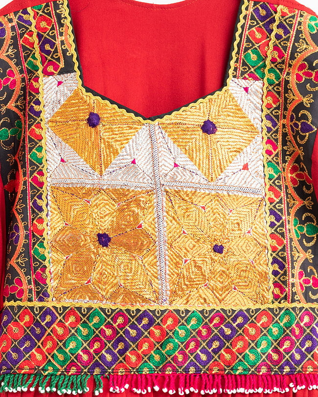 【全て1点もの】　パシュトゥーン族の伝統衣装　カミーズドレス　【赤】 12 - No.2　刺繍部分を拡大しました。